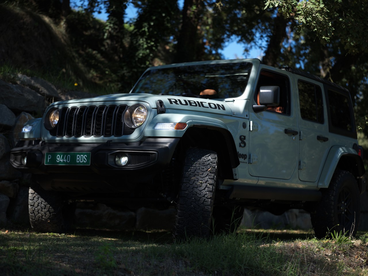 SS Performance Jeep Wrangler Rubicon entre los árboles del bosque